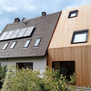Ispirazione per la facciata di una casa piccola marrone moderna a tre piani con rivestimento in legno e tetto a capanna