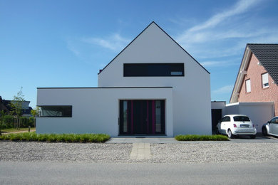 Großes Modernes Haus mit weißer Fassadenfarbe und Pultdach in Düsseldorf