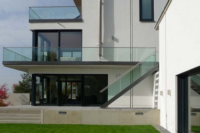 Свежая идея для дизайна: огромный, двухэтажный, белый дом в современном стиле с облицовкой из бетона - отличное фото интерьера