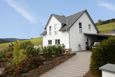 Großes, Zweistöckiges Modernes Einfamilienhaus mit weißer Fassadenfarbe, Satteldach und Ziegeldach in Sonstige