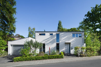 Zweistöckiges Modernes Einfamilienhaus mit Putzfassade und weißer Fassadenfarbe in Düsseldorf