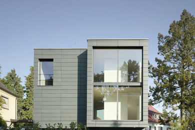 Dreistöckiges, Großes Modernes Haus mit grauer Fassadenfarbe und Flachdach in Stuttgart