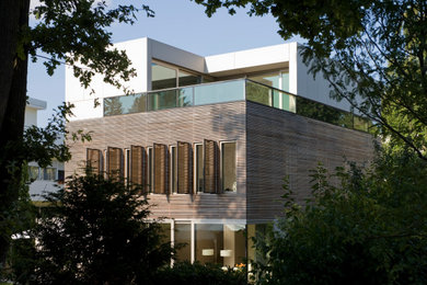 Geräumiges, Zweistöckiges Modernes Einfamilienhaus mit Mix-Fassade und Flachdach in München