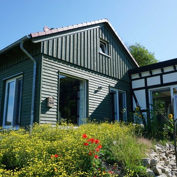 Haus Kaup - Individuelle Wohnhaus mit grüner Holzfassade und Fachwerk
