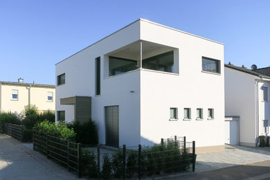 Kleines, Zweistöckiges Modernes Haus mit Putzfassade, weißer Fassadenfarbe und Flachdach in Frankfurt am Main