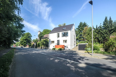 Mittelgroßes, Zweistöckiges Skandinavisches Haus mit Putzfassade, grauer Fassadenfarbe, Satteldach und Ziegeldach in Dortmund