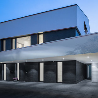 Großes, Dreistöckiges, Weißes Modernes Einfamilienhaus mit Flachdach und Mix-Fassade in Sonstige