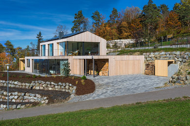 Mittelgroßes, Zweistöckiges Modernes Haus mit Satteldach, Ziegeldach und brauner Fassadenfarbe in Stuttgart