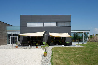 Imagen de fachada negra contemporánea de tamaño medio de dos plantas con tejado plano