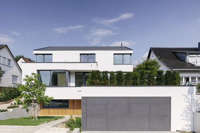 Diseño de fachada de casa contemporánea con tejado a dos aguas