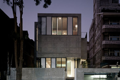 Foto de fachada de casa gris urbana extra grande de dos plantas con revestimiento de hormigón y tejado plano