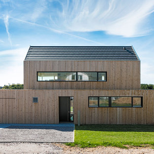Zweistöckiges, Mittelgroßes, Braunes Modernes Einfamilienhaus mit Holzfassade und Blechdach in Sonstige