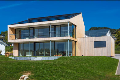 Mittelgroßes, Zweistöckiges Modernes Haus mit Satteldach, Ziegeldach und brauner Fassadenfarbe in Stuttgart