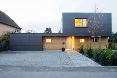 Inspiration for a contemporary exterior home remodel in Leipzig