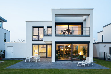 Ejemplo de fachada blanca contemporánea de dos plantas con tejado plano
