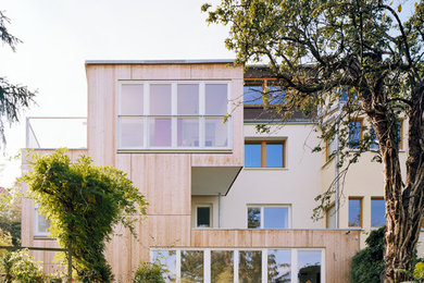 Große, Dreistöckige Moderne Holzfassade Haus mit brauner Fassadenfarbe und Flachdach in Stuttgart