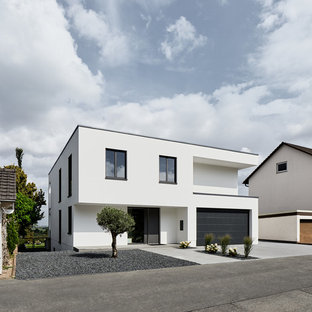 Kleines, Zweistöckiges, Weißes Modernes Einfamilienhaus mit Putzfassade und Flachdach in Köln