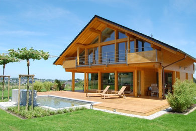 Mittelgroßes, Zweistöckiges Uriges Haus mit brauner Fassadenfarbe, Satteldach und Ziegeldach in Sonstige