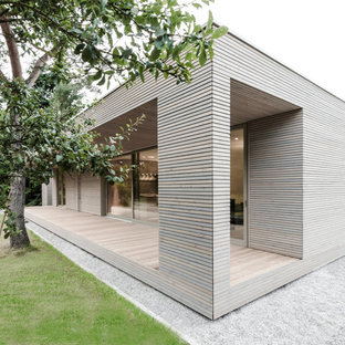 Einstöckiges Modernes Haus mit Holzfassade und Flachdach in Berlin