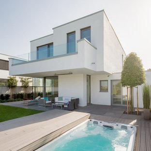 Großes, Zweistöckiges, Weißes Modernes Einfamilienhaus mit Putzfassade und Flachdach in Düsseldorf