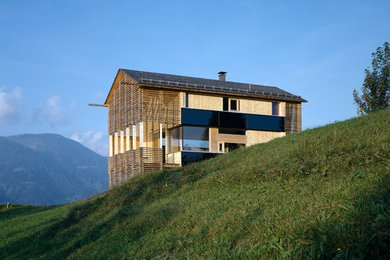 Kleine, Dreistöckige Moderne Holzfassade Haus mit Satteldach in Sonstige