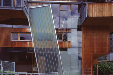 Modernes Haus mit brauner Fassadenfarbe und Mix-Fassade in Sonstige