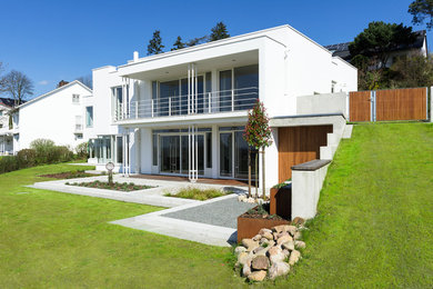 Zweistöckiges Modernes Einfamilienhaus mit Putzfassade, weißer Fassadenfarbe und Flachdach in Hamburg