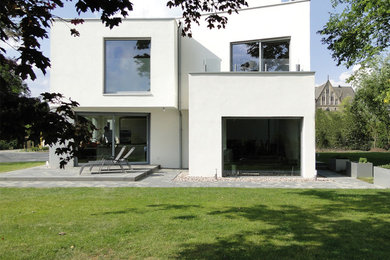 Großes, Zweistöckiges Modernes Haus mit Putzfassade, weißer Fassadenfarbe und Flachdach in Bremen