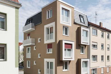 Großes, Dreistöckiges Modernes Wohnung mit Putzfassade, brauner Fassadenfarbe, Mansardendach und Schindeldach in Nürnberg
