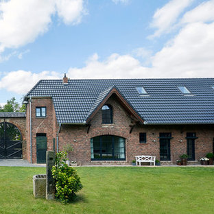 Rotes, Großes, Dreistöckiges Country Einfamilienhaus mit Backsteinfassade, Walmdach und Ziegeldach in Köln