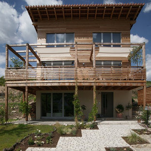 Mittelgroßes, Dreistöckiges, Beigefarbenes Nordisches Einfamilienhaus mit Holzfassade, Pultdach und Ziegeldach in Sonstige