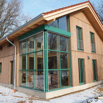 Holzhaus mit verglaster Hausecke