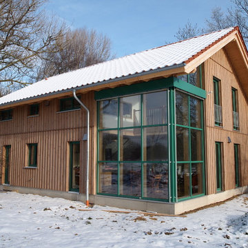 Holzhaus mit Wintergarten im Winter