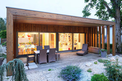 Einstöckige Moderne Holzfassade Haus mit brauner Fassadenfarbe und Flachdach in Nürnberg