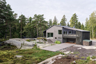 Foto de fachada gris nórdica de tamaño medio a niveles con revestimiento de estuco y tejado a dos aguas