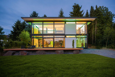 巨大なコンテンポラリースタイルのおしゃれな家の外観 (混合材サイディング、混合材屋根) の写真