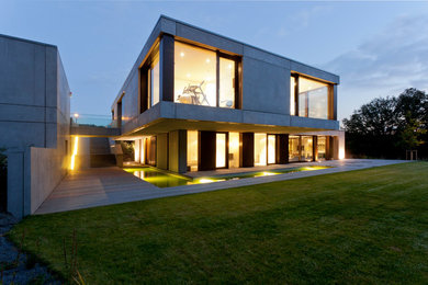Zweistöckiges Modernes Haus mit Betonfassade, Flachdach und grauer Fassadenfarbe in Düsseldorf