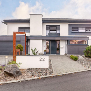 Zweistöckiges, Weißes Modernes Einfamilienhaus mit Walmdach und Schindeldach in Sonstige