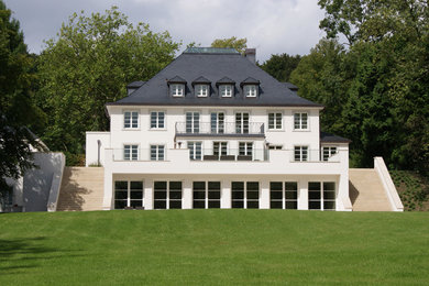 Großes, Dreistöckiges Klassisches Haus mit Walmdach und weißer Fassadenfarbe in Düsseldorf