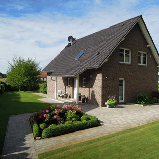 Mittelgroßes, Zweistöckiges, Braunes Modernes Einfamilienhaus mit Backsteinfassade, Satteldach und Ziegeldach in Berlin