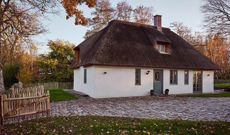 La Rinascita del Classico Cottage dal Tetto di Paglia in Germania