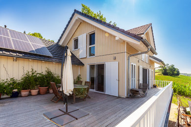 Geräumiges, Dreistöckiges Landhausstil Haus mit beiger Fassadenfarbe, Satteldach und Ziegeldach in Sonstige