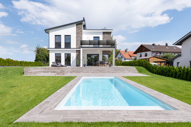 Geräumiges, Zweistöckiges Modernes Einfamilienhaus mit Putzfassade, weißer Fassadenfarbe und Pultdach in Nürnberg