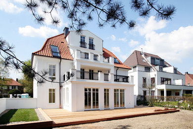 Mittelgroßes, Dreistöckiges Klassisches Wohnung mit Putzfassade, weißer Fassadenfarbe, Walmdach und Ziegeldach in Dortmund