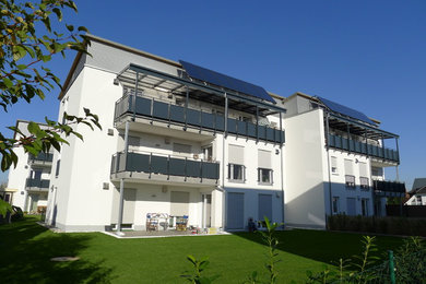 Mittelgroßes, Dreistöckiges Modernes Haus mit weißer Fassadenfarbe und Pultdach in Nürnberg