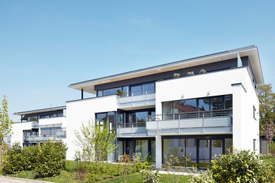 Große, Dreistöckige Moderne Dachbegrünung mit Putzfassade, weißer Fassadenfarbe und Flachdach in Stuttgart
