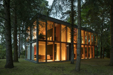 Mittelgroßes, Zweistöckiges Modernes Wohnung mit Glasfassade und Flachdach