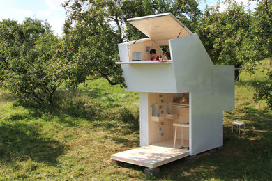 Kleine Moderne Holzfassade Haus mit weißer Fassadenfarbe in München