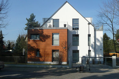 Mittelgroßes, Dreistöckiges Modernes Haus mit Mix-Fassade und Satteldach in Berlin