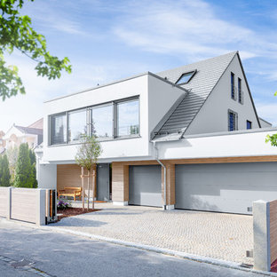 Mittelgroßes, Dreistöckiges, Weißes Modernes Einfamilienhaus mit Mix-Fassade, Schindeldach und Satteldach in Stuttgart